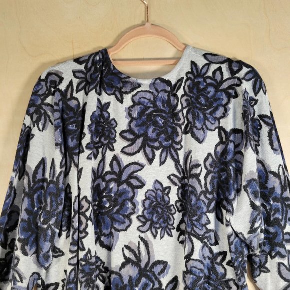 Avenue Gray Black Roses V Neck Long Sleeve Sweater Women Size 22/24 - Picture 7 of 9